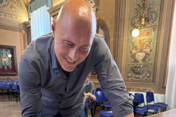 Il Direttore del CISS, dottor Marco Lauria, firma l'accordo